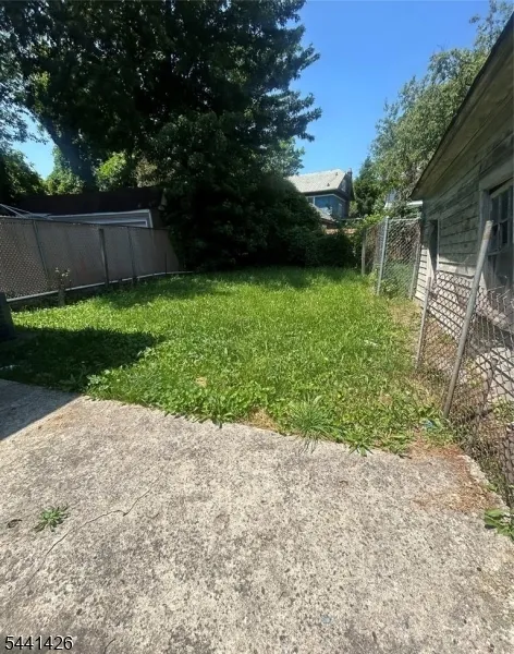 27 Richelieu Ter Newark City, NJ 07106