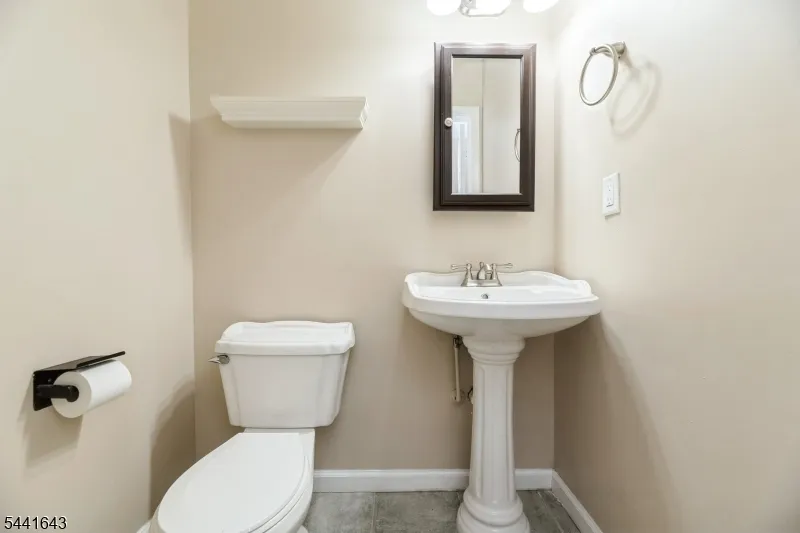 7 Sloop Sq Howell, NJ 07728