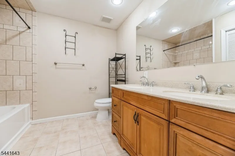 7 Sloop Sq Howell, NJ 07728