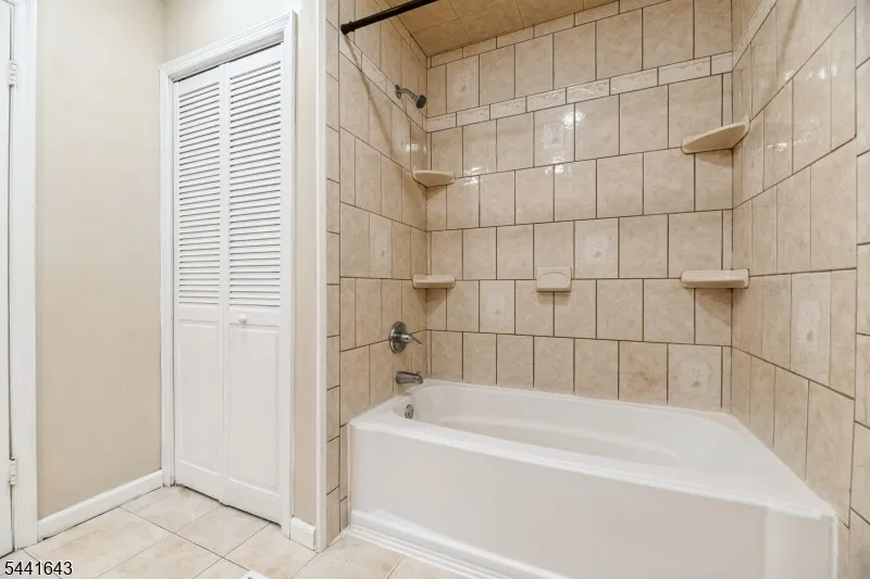 7 Sloop Sq Howell, NJ 07728