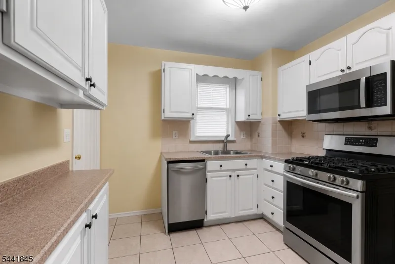 34 Chase Ave Woodbridge, NJ 07001