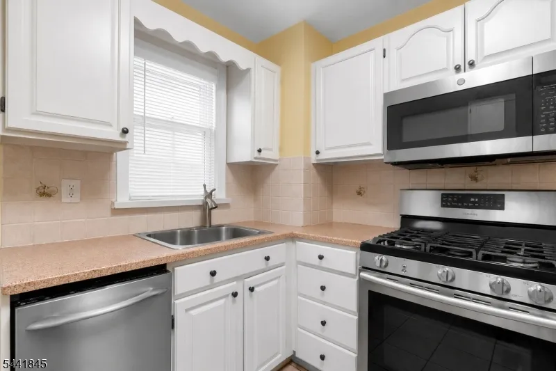 34 Chase Ave Woodbridge, NJ 07001