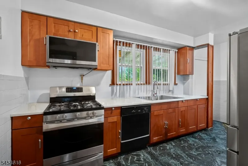 121 Scofield St Newark City, NJ 07106
