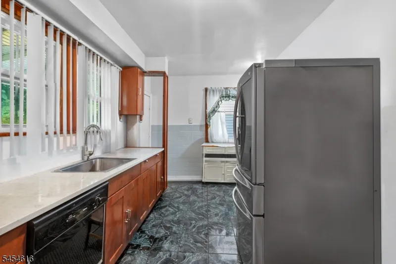 121 Scofield St Newark City, NJ 07106