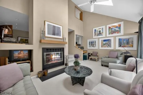 62 Manor Sq
