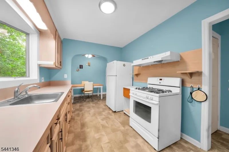 24 Lakeside Dr Parsippany-Troy Hills, NJ 07005