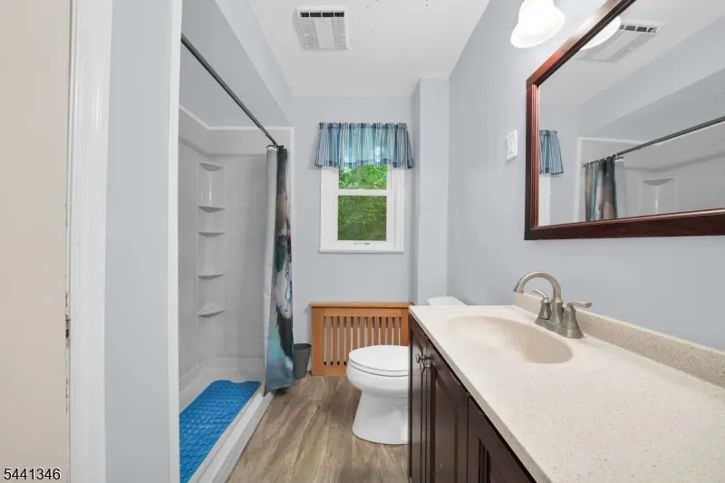 24 Lakeside Dr Parsippany-Troy Hills, NJ 07005