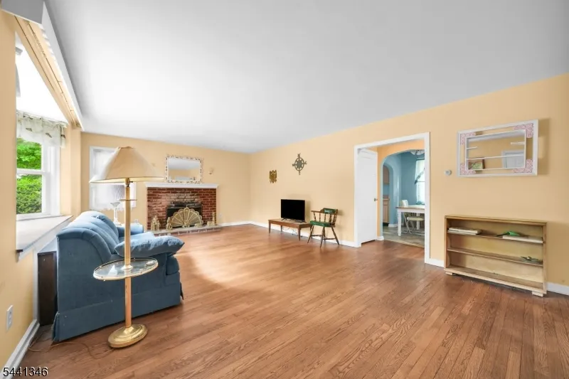 24 Lakeside Dr Parsippany-Troy Hills, NJ 07005