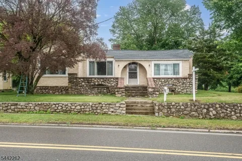 2 Hicks Ave