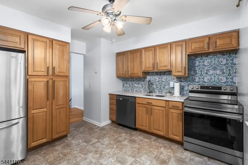 2 Arrowhead Dr Washington, NJ 07853