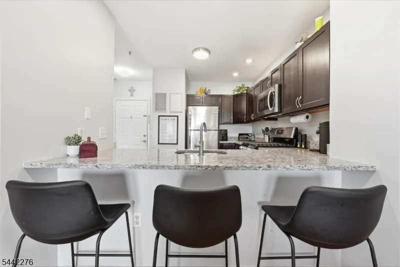 242 The Promenade #242 Unit 242 Edgewater, NJ 07020