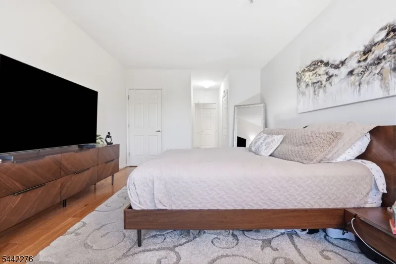 242 The Promenade #242 Unit 242 Edgewater, NJ 07020