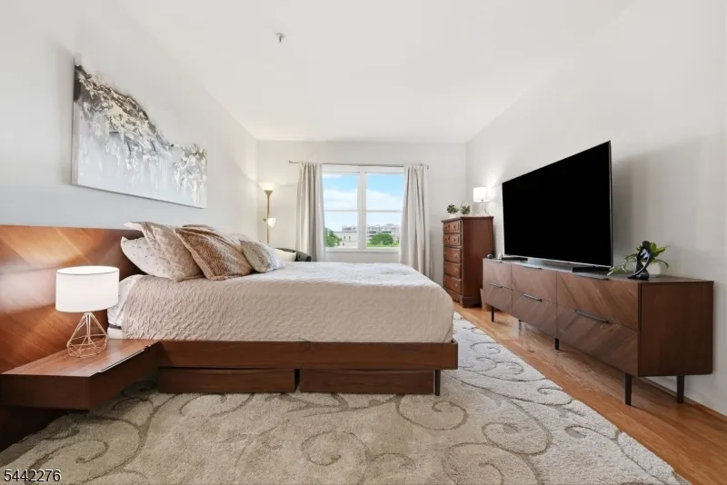 242 The Promenade #242 Unit 242 Edgewater, NJ 07020