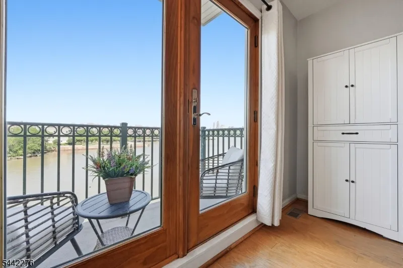242 The Promenade #242 Unit 242 Edgewater, NJ 07020