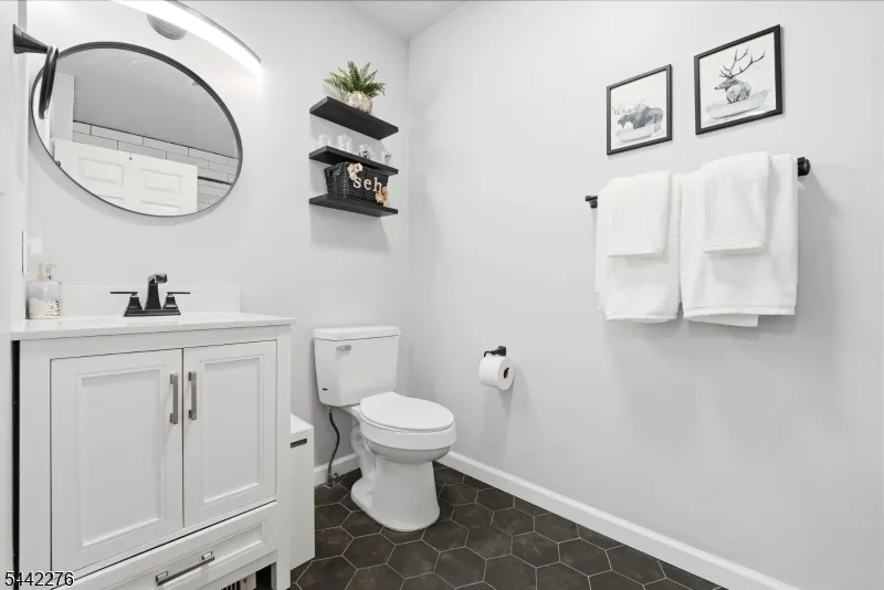 242 The Promenade #242 Unit 242 Edgewater, NJ 07020