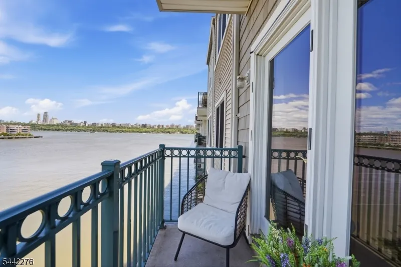 242 The Promenade #242 Unit 242 Edgewater, NJ 07020