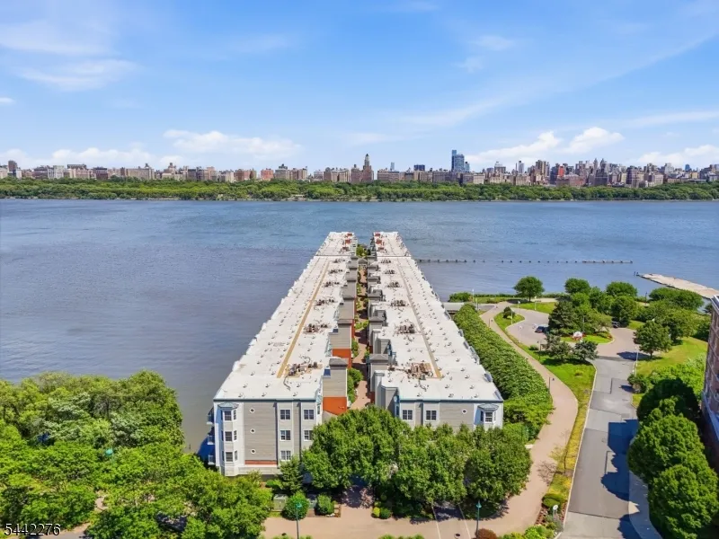 242 The Promenade #242 Unit 242 Edgewater, NJ 07020