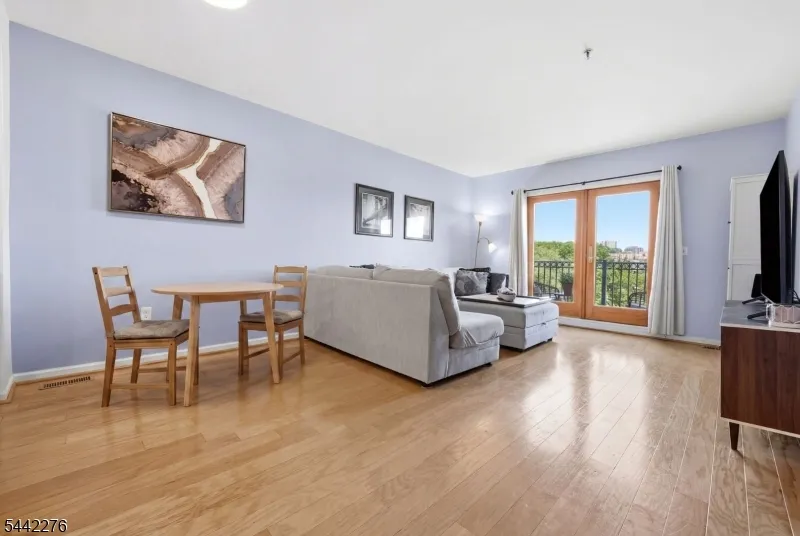 242 The Promenade #242 Unit 242 Edgewater, NJ 07020