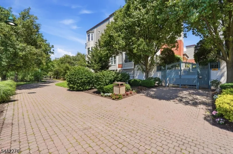 242 The Promenade #242 Unit 242 Edgewater, NJ 07020