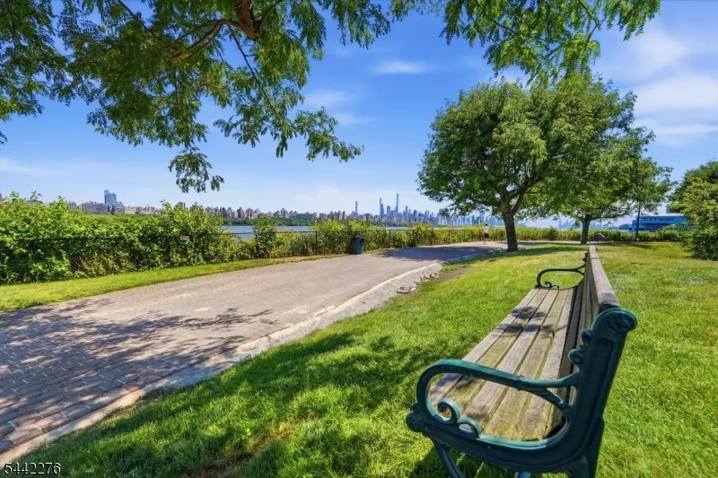 242 The Promenade #242 Unit 242 Edgewater, NJ 07020
