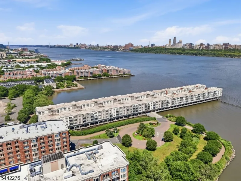 242 The Promenade #242 Unit 242 Edgewater, NJ 07020