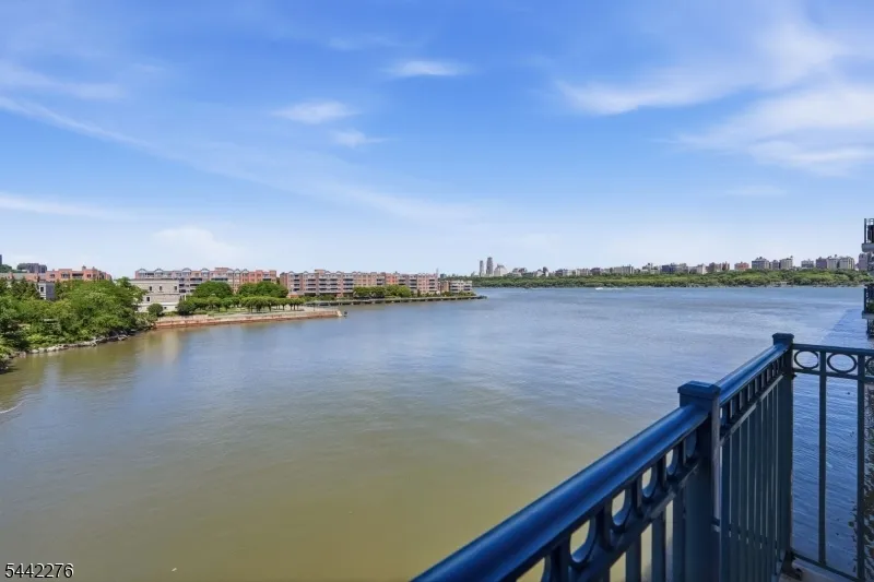 242 The Promenade #242 Unit 242 Edgewater, NJ 07020