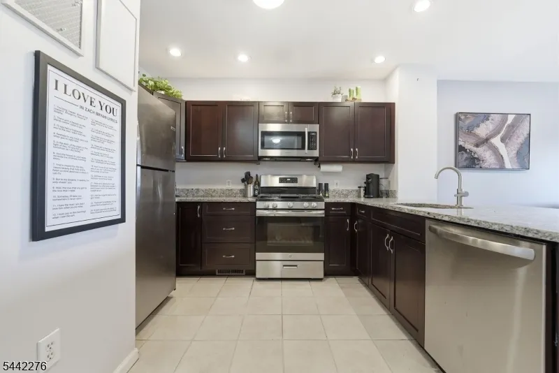 242 The Promenade #242 Unit 242 Edgewater, NJ 07020