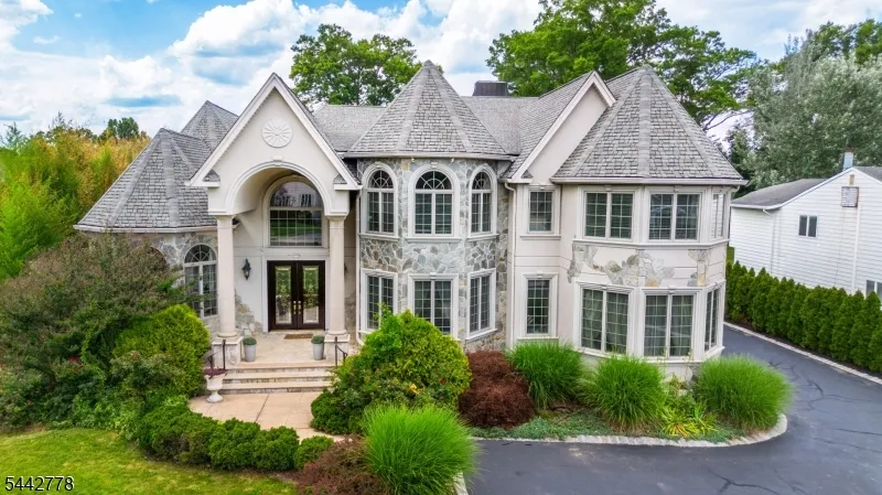 16 Cheri Ln Fairfield, NJ 07004