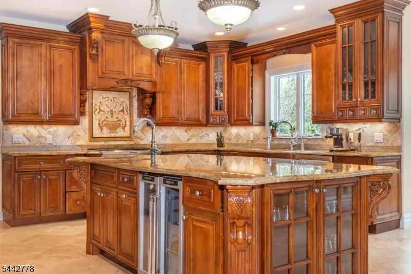 16 Cheri Ln Fairfield, NJ 07004
