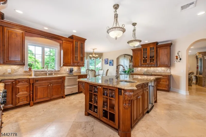 16 Cheri Ln Fairfield, NJ 07004