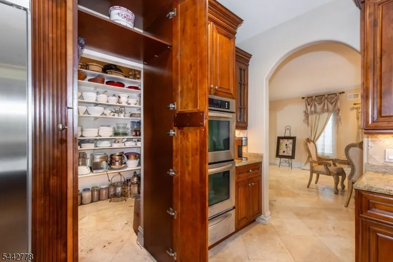 16 Cheri Ln Fairfield, NJ 07004
