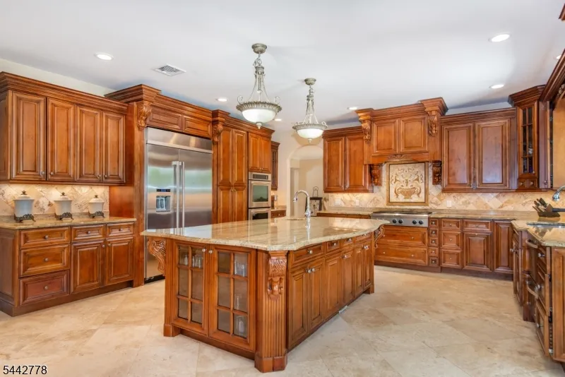 16 Cheri Ln Fairfield, NJ 07004