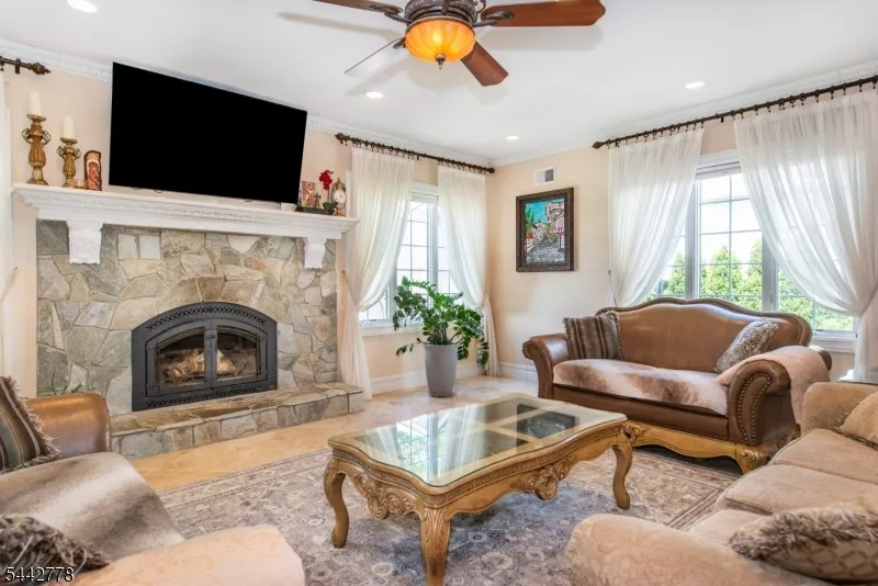 16 Cheri Ln Fairfield, NJ 07004