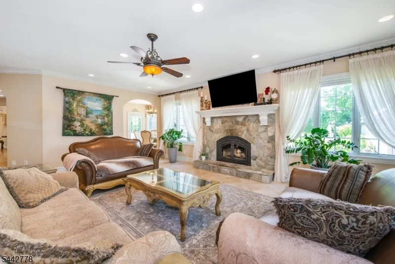 16 Cheri Ln Fairfield, NJ 07004