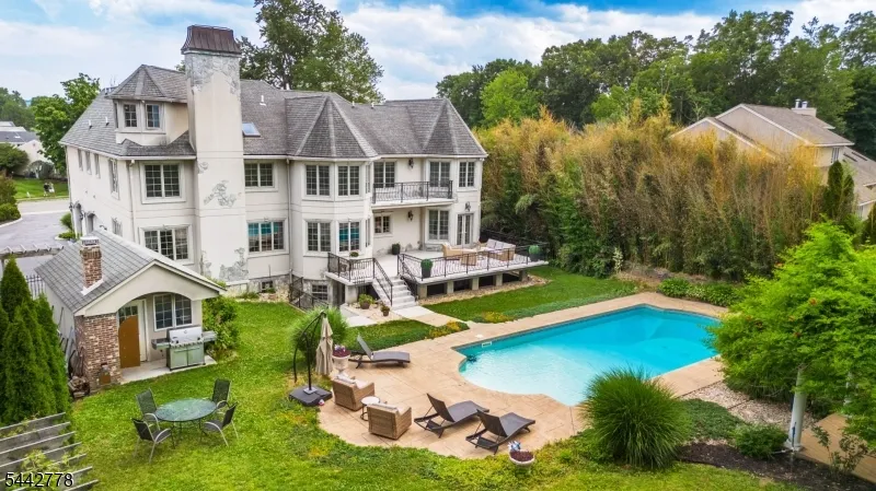 16 Cheri Ln Fairfield, NJ 07004