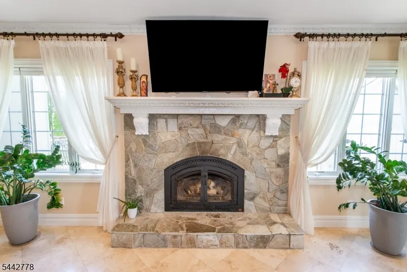 16 Cheri Ln Fairfield, NJ 07004