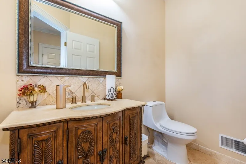 16 Cheri Ln Fairfield, NJ 07004