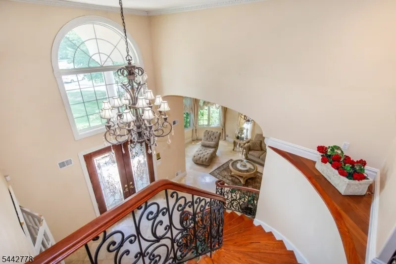 16 Cheri Ln Fairfield, NJ 07004