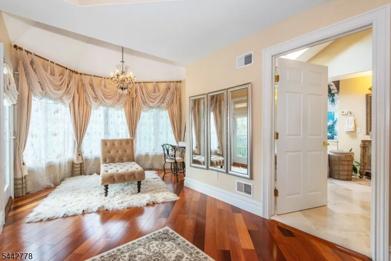 16 Cheri Ln Fairfield, NJ 07004