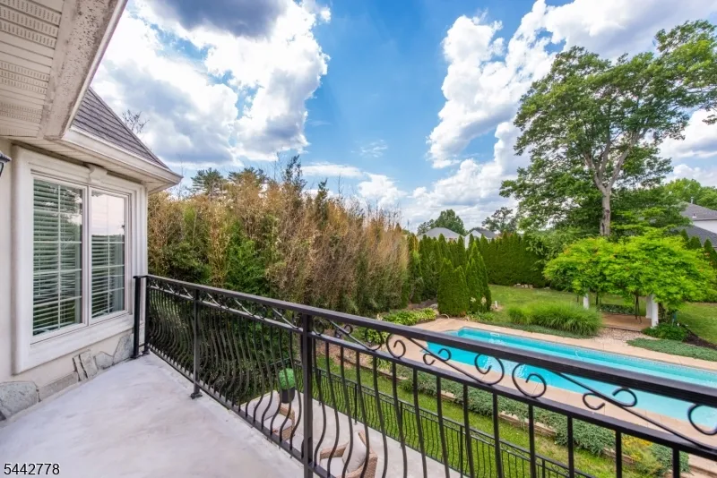 16 Cheri Ln Fairfield, NJ 07004