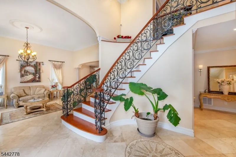 16 Cheri Ln Fairfield, NJ 07004