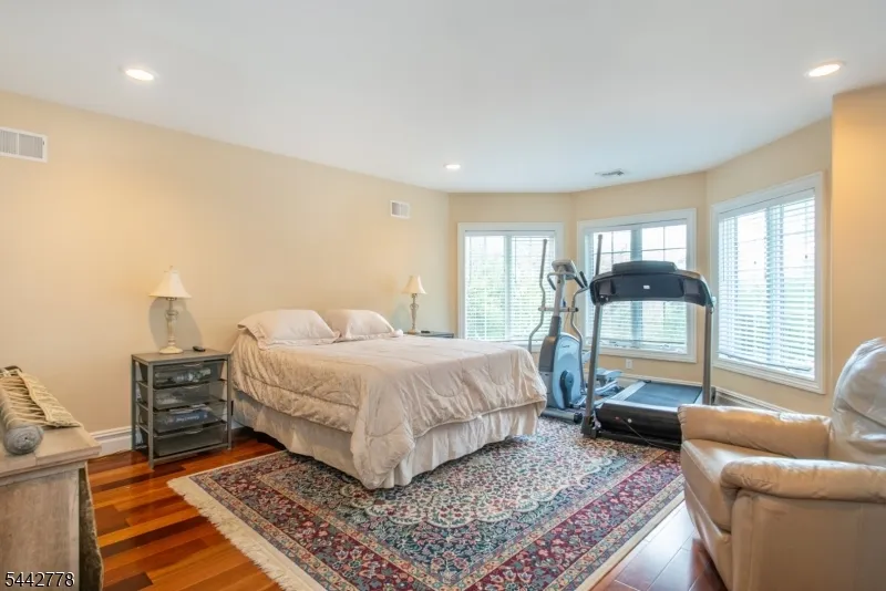 16 Cheri Ln Fairfield, NJ 07004
