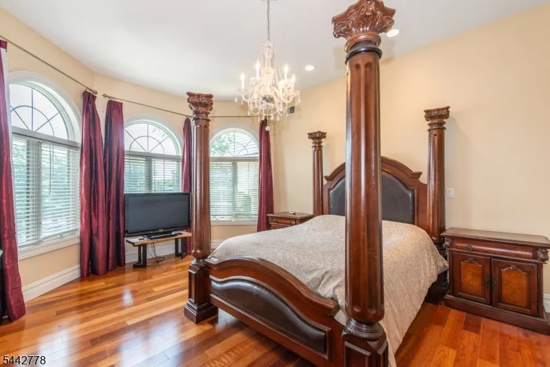 16 Cheri Ln Fairfield, NJ 07004