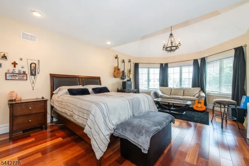 16 Cheri Ln Fairfield, NJ 07004