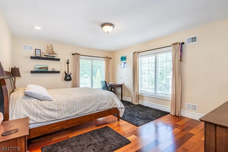 16 Cheri Ln Fairfield, NJ 07004