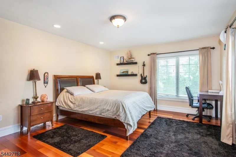 16 Cheri Ln Fairfield, NJ 07004