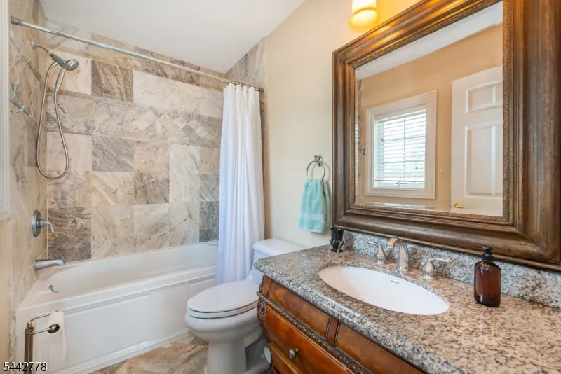 16 Cheri Ln Fairfield, NJ 07004