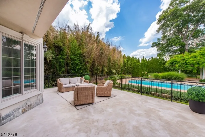 16 Cheri Ln Fairfield, NJ 07004