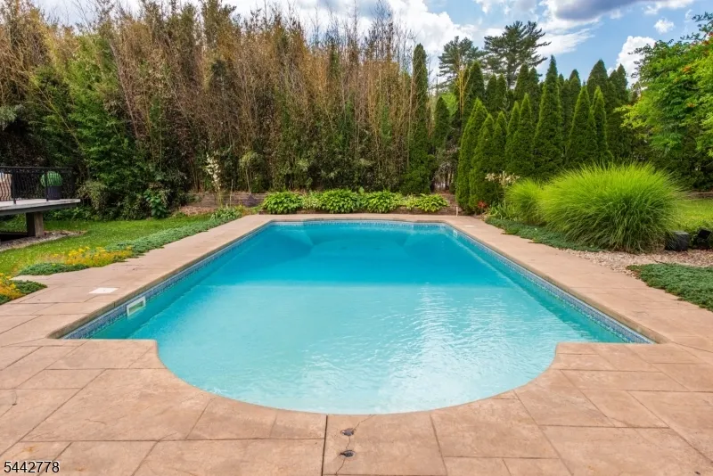 16 Cheri Ln Fairfield, NJ 07004
