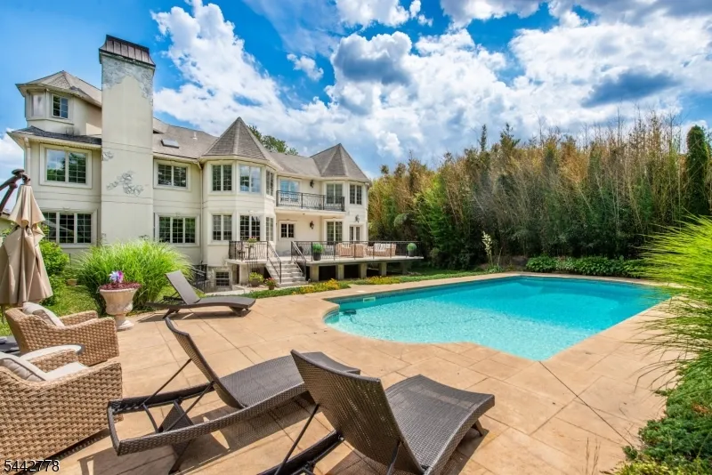 16 Cheri Ln Fairfield, NJ 07004